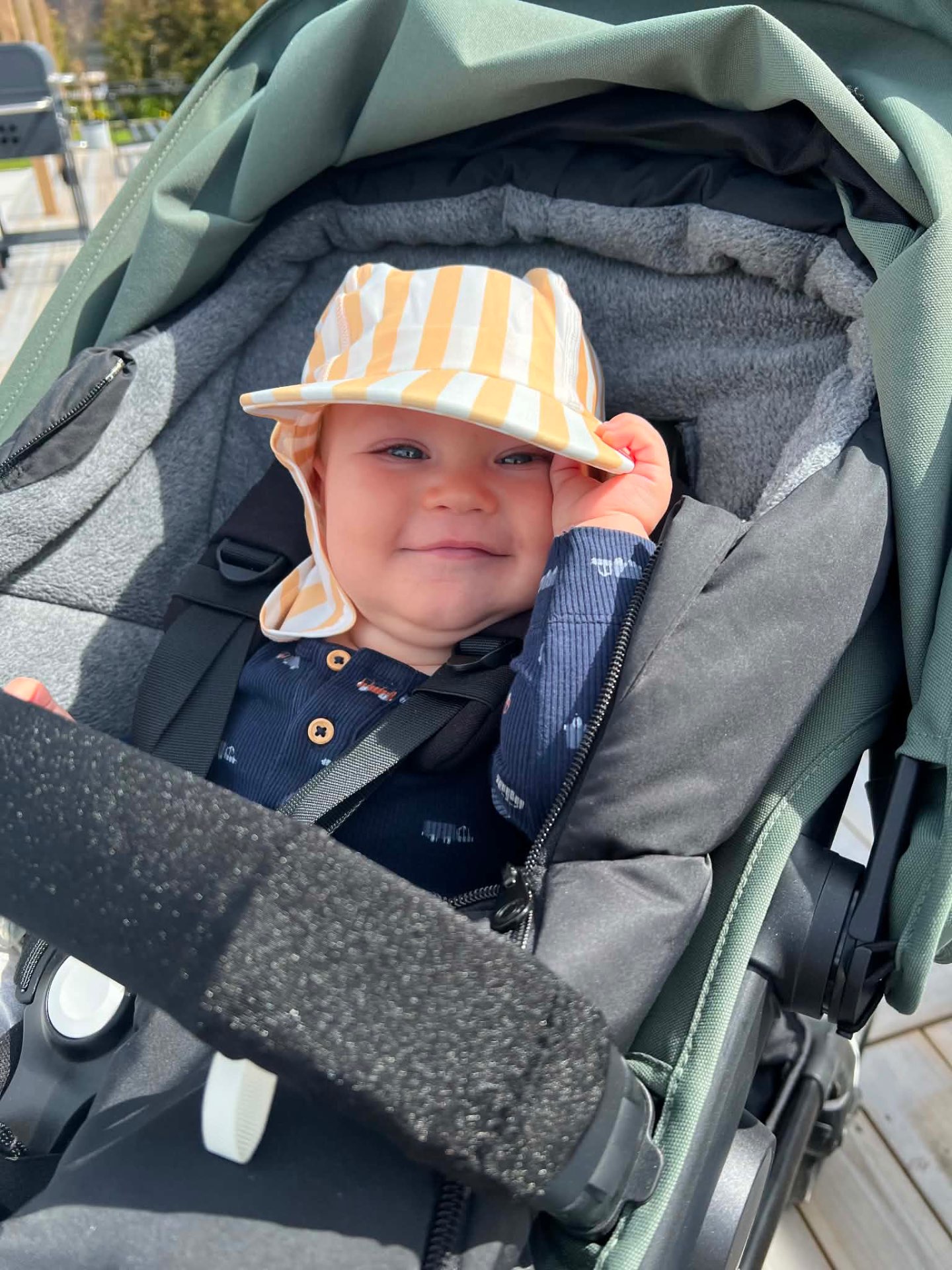 Oliver i vagnen med solhatt