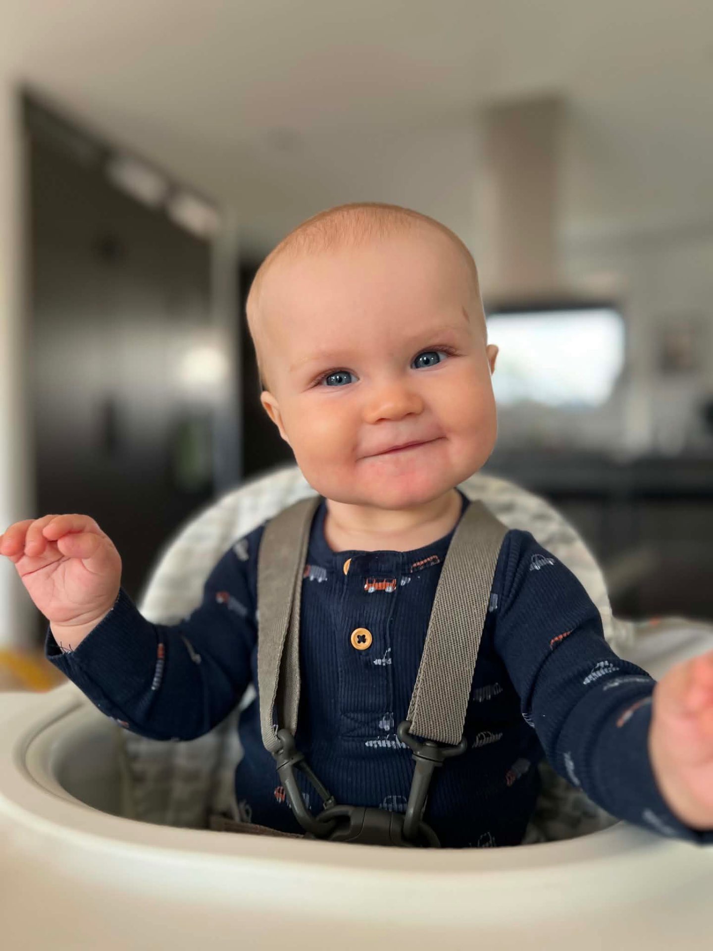 Oliver ler i barnstolen hemma