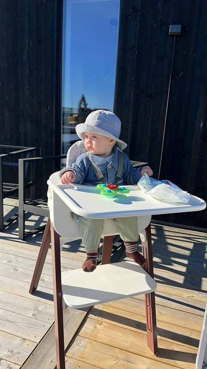 Oliver i barnstol på altanen