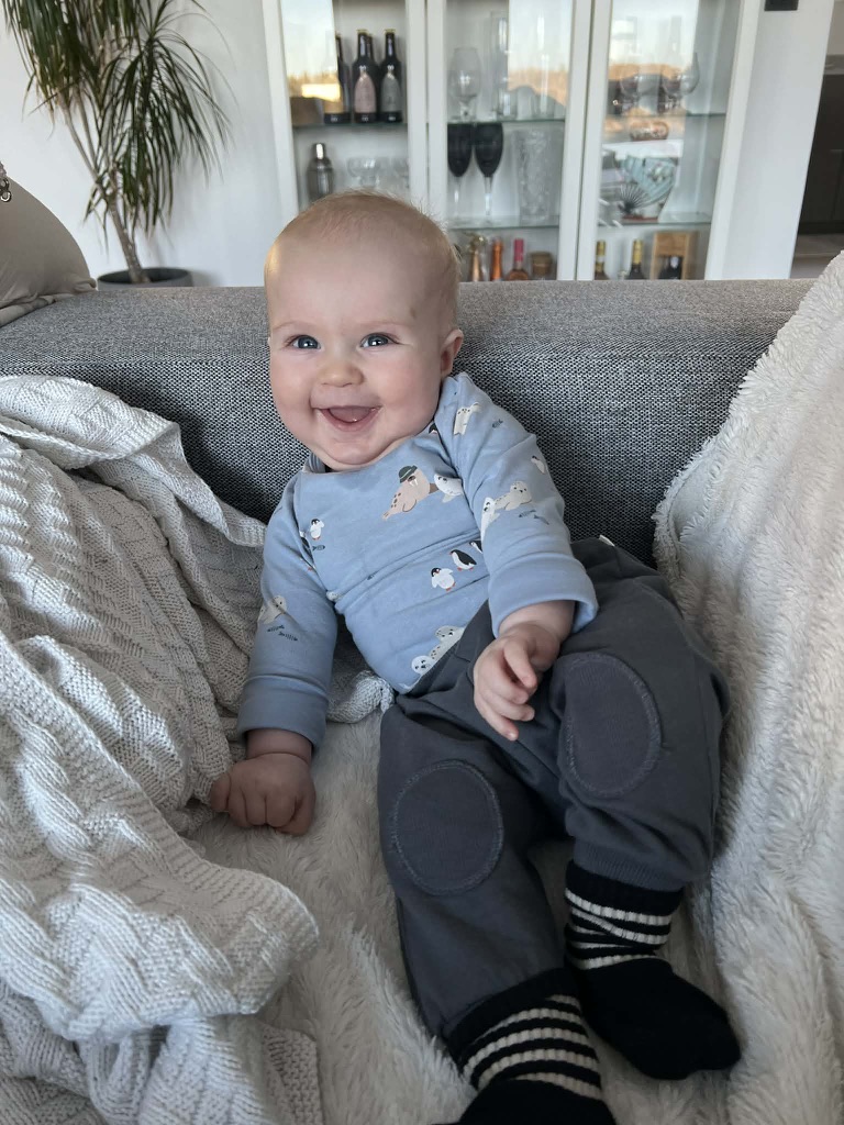 Oliver ler glatt i soffan