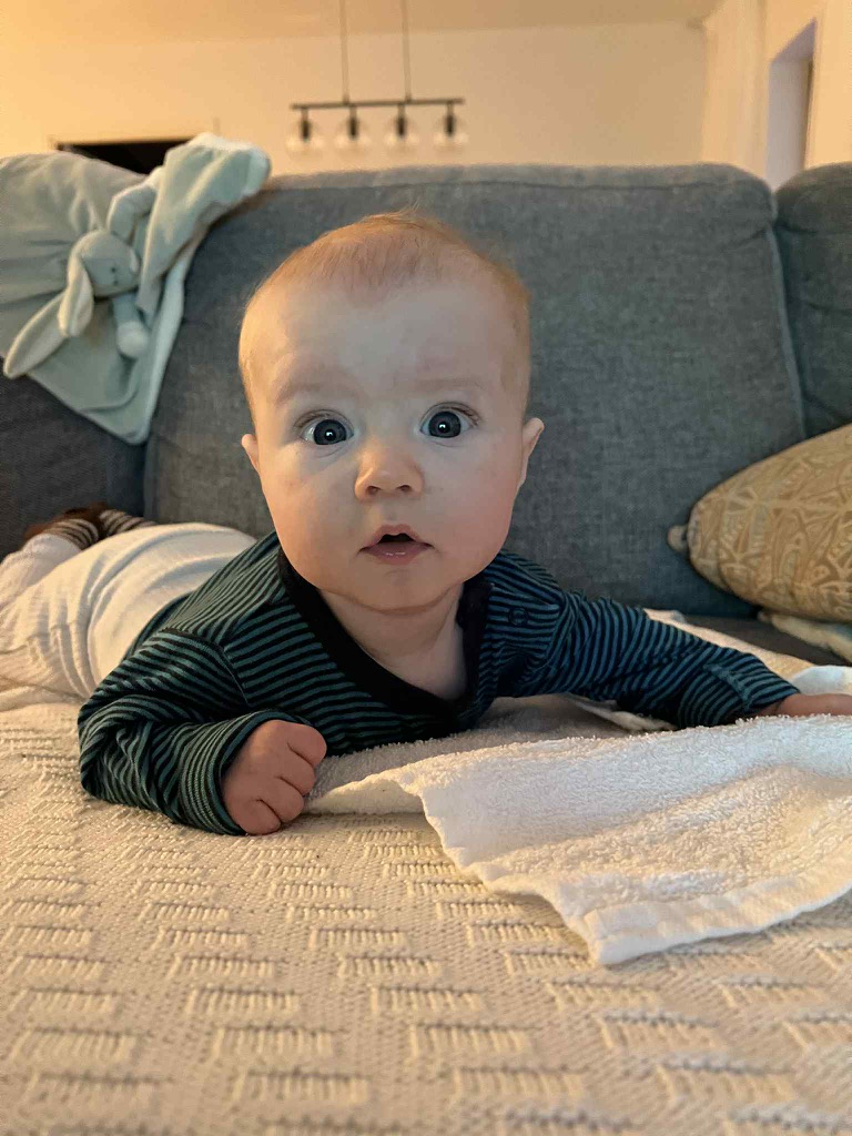 Oliver tittar nyfiket in i kameran